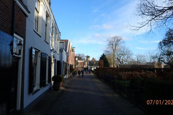 afbeelding-6-03-de-dorpsstraat-met-zicht-op-molen-de-hoop23C8CEFD-984C-F0B5-4882-EA3486C2D136.jpg